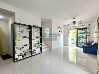 Casa adosada en venta de 3 habitaciones en Bang Phli, Samut Prakan