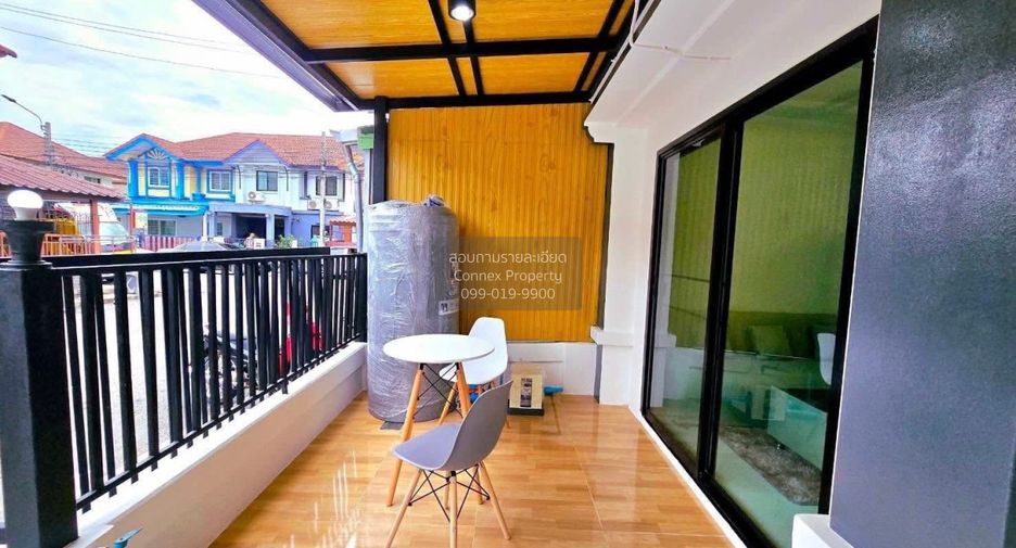 Casa adosada en venta de 3 habitaciones en Khlong Sam Wa, Bangkok