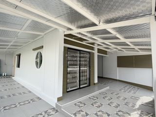 Casa adosada en venta de 3 habitaciones en Bang Sao Thong, Samut Prakan
