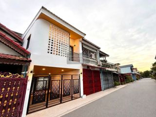 Casa adosada en venta de 3 habitaciones en Bang Bon, Bangkok