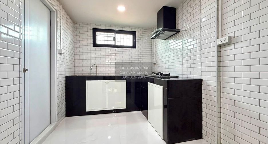 Casa adosada en venta de 3 habitaciones en Bang Bon, Bangkok