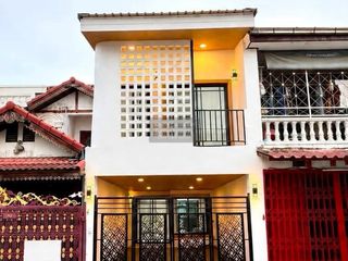Casa adosada en venta de 3 habitaciones en Bang Bon, Bangkok