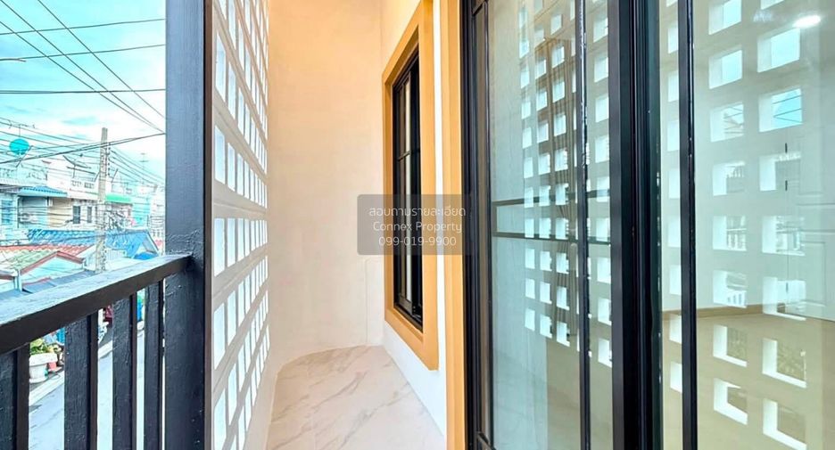 Casa adosada en venta de 3 habitaciones en Bang Bon, Bangkok
