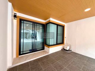 Casa adosada en venta de 3 habitaciones en Bang Bon, Bangkok