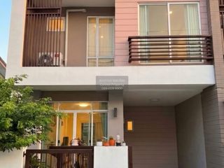 Casa adosada en venta de 3 habitaciones en Bang Khen, Bangkok