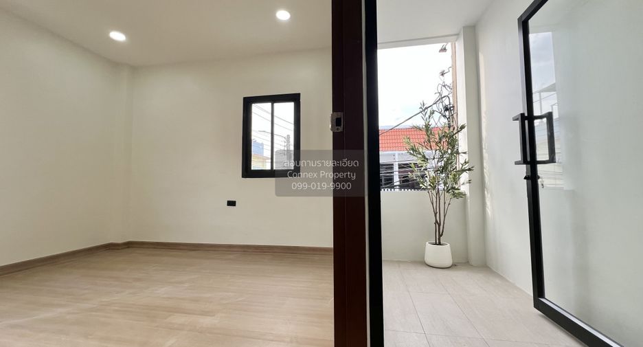 Casa adosada en venta de 3 habitaciones en Wang Thonglang, Bangkok