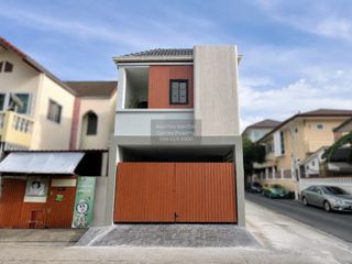 Casa adosada en venta de 3 habitaciones en Wang Thonglang, Bangkok