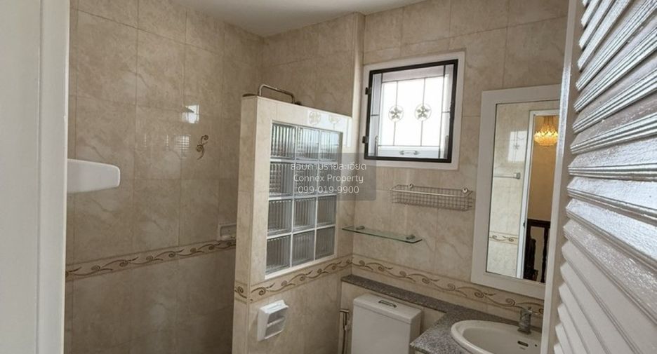Casa adosada en venta de 3 habitaciones en Taling Chan, Bangkok