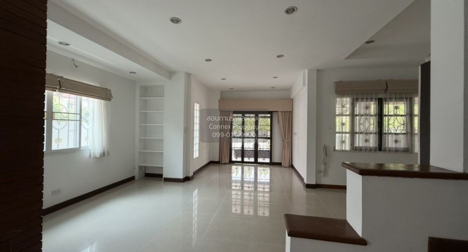Casa adosada en venta de 3 habitaciones en Taling Chan, Bangkok