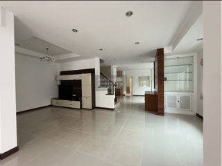 Casa adosada en venta de 3 habitaciones en Taling Chan, Bangkok