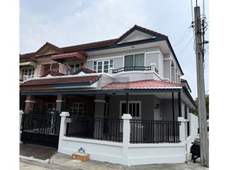 Casa adosada en venta de 3 habitaciones en Taling Chan, Bangkok