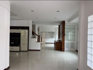 Casa adosada en venta de 3 habitaciones en Taling Chan, Bangkok