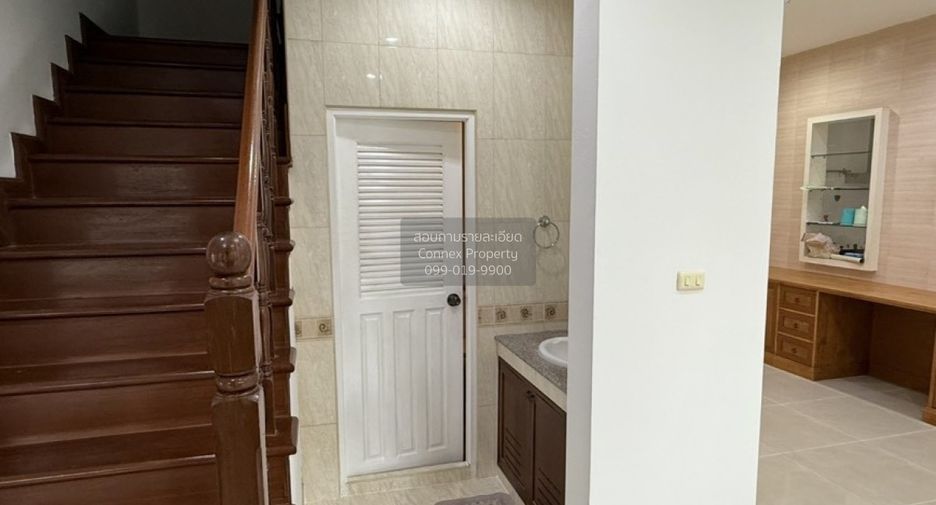 Casa adosada en venta de 3 habitaciones en Taling Chan, Bangkok