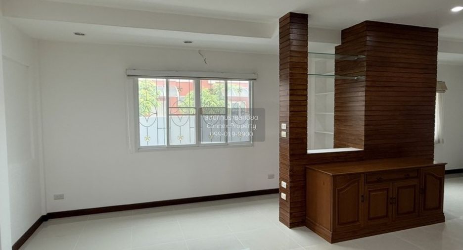 Casa adosada en venta de 3 habitaciones en Taling Chan, Bangkok