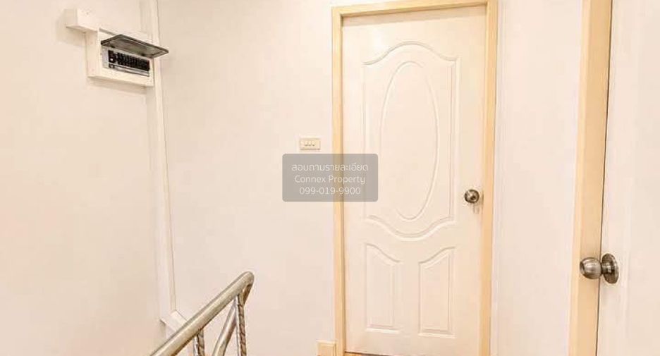À vendre 2 chambres maison de ville à Krathum Baen, Samut Sakhon