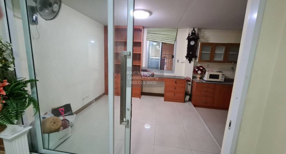 Casa adosada en venta de 4 habitaciones en Taling Chan, Bangkok