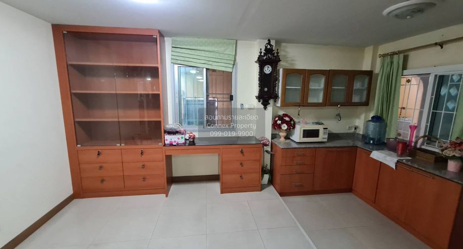 Casa adosada en venta de 4 habitaciones en Taling Chan, Bangkok