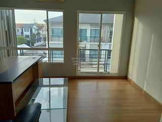 Casa adosada en venta de 3 habitaciones en Khan Na Yao, Bangkok