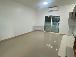 Casa adosada en venta de 3 habitaciones en Don Mueang, Bangkok