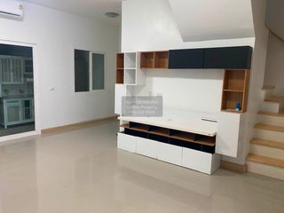 Casa adosada en venta de 3 habitaciones en Don Mueang, Bangkok