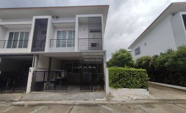 Casa adosada en venta de 3 habitaciones en Bang Khae, Bangkok
