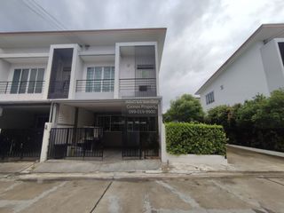 Casa adosada en venta de 3 habitaciones en Bang Khae, Bangkok
