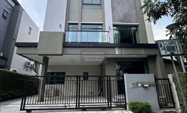 For sale 4 bedrooms house in Phra Khanong, Bangkok