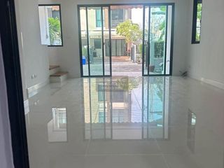 Casa adosada en venta de 3 habitaciones en Bueng Kum, Bangkok
