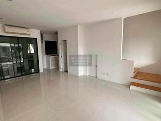 Casa adosada en venta de 3 habitaciones en Bueng Kum, Bangkok