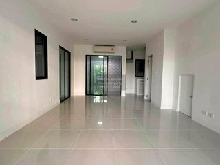 Casa adosada en venta de 3 habitaciones en Bueng Kum, Bangkok