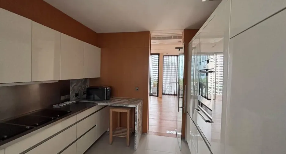 Condo en alquiler de 3 habitaciones en Khlong Toei, Bangkok