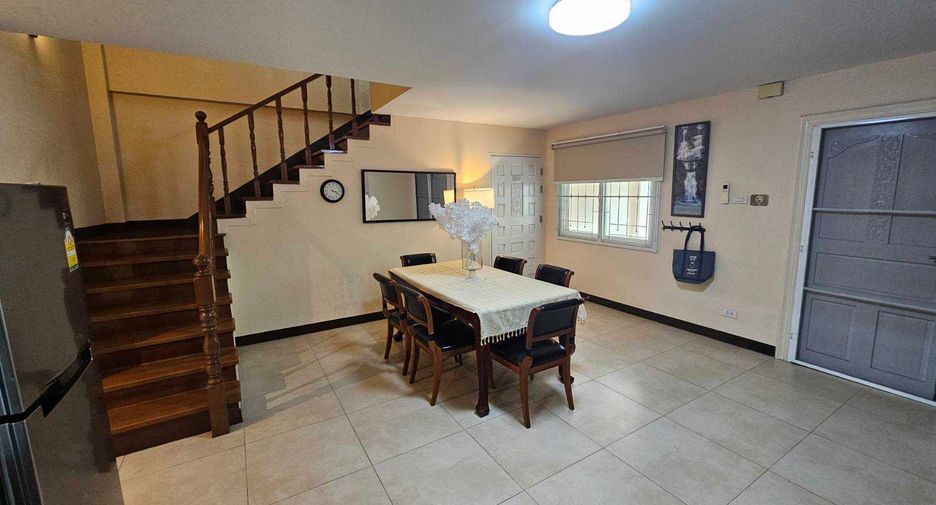 For rent 3 bedrooms townhouse in Phra Khanong, Bangkok