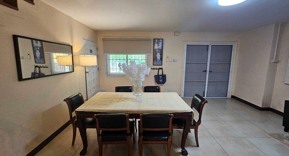 For rent 3 bedrooms townhouse in Phra Khanong, Bangkok