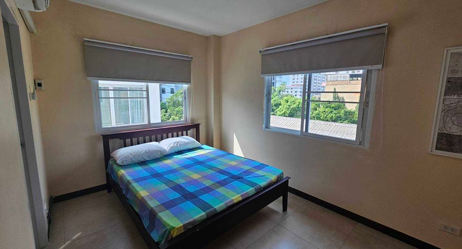 For rent 3 bedrooms townhouse in Phra Khanong, Bangkok