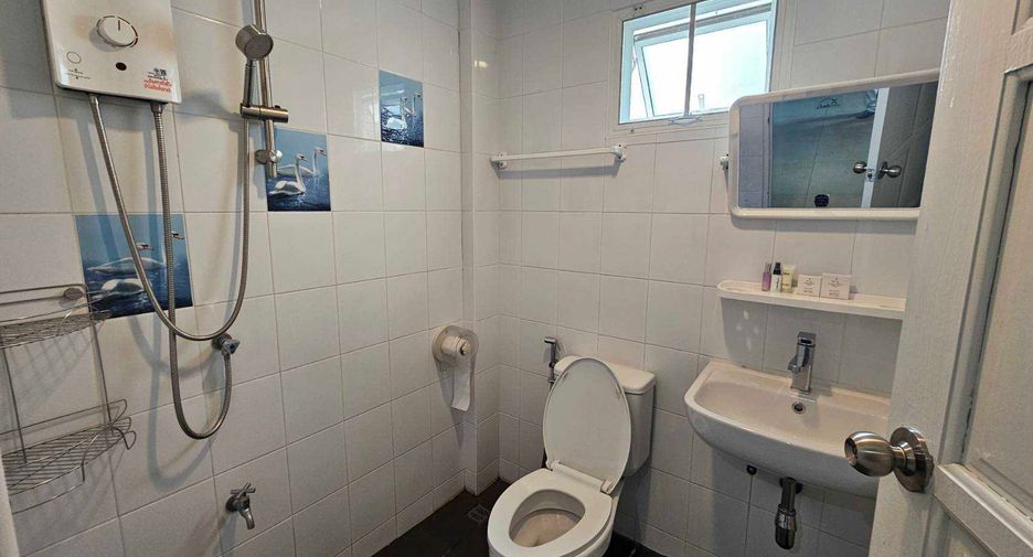 For rent 3 bedrooms townhouse in Phra Khanong, Bangkok