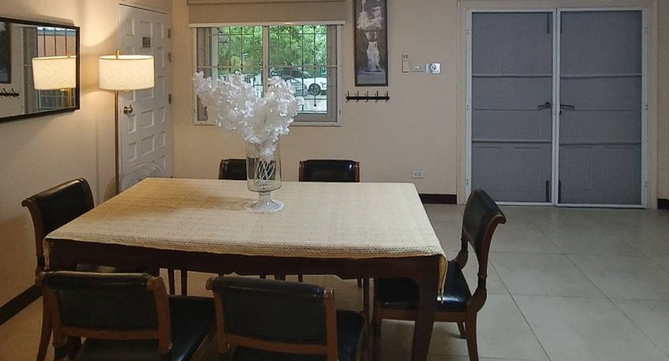 For rent 3 bedrooms townhouse in Phra Khanong, Bangkok