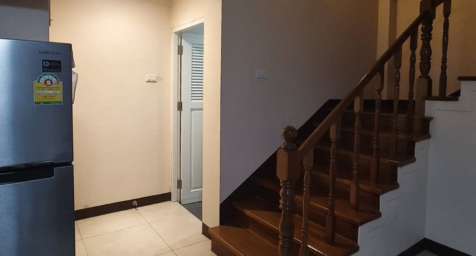 For rent 3 bedrooms townhouse in Phra Khanong, Bangkok