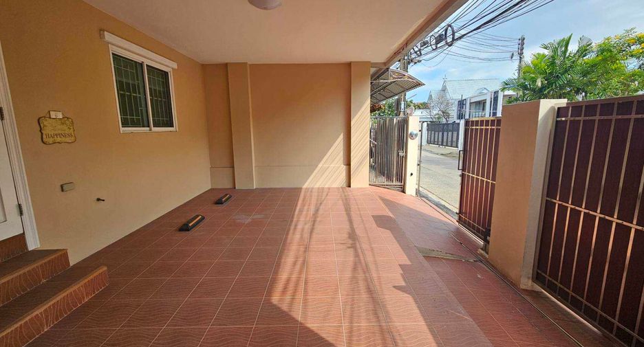 For rent 3 bedrooms townhouse in Phra Khanong, Bangkok