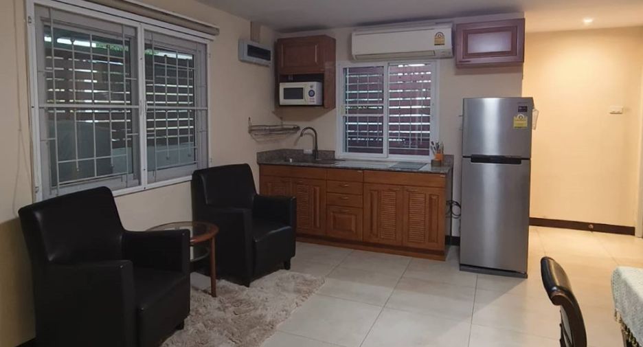 For rent 3 bedrooms townhouse in Phra Khanong, Bangkok