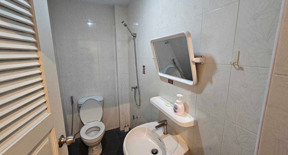 For rent 3 bedrooms townhouse in Phra Khanong, Bangkok