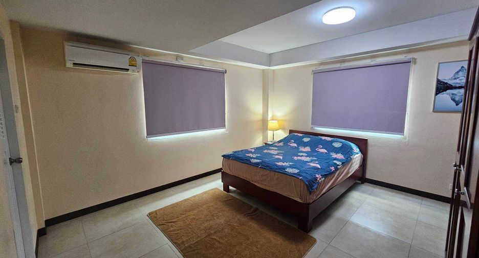 For rent 3 bedrooms townhouse in Phra Khanong, Bangkok