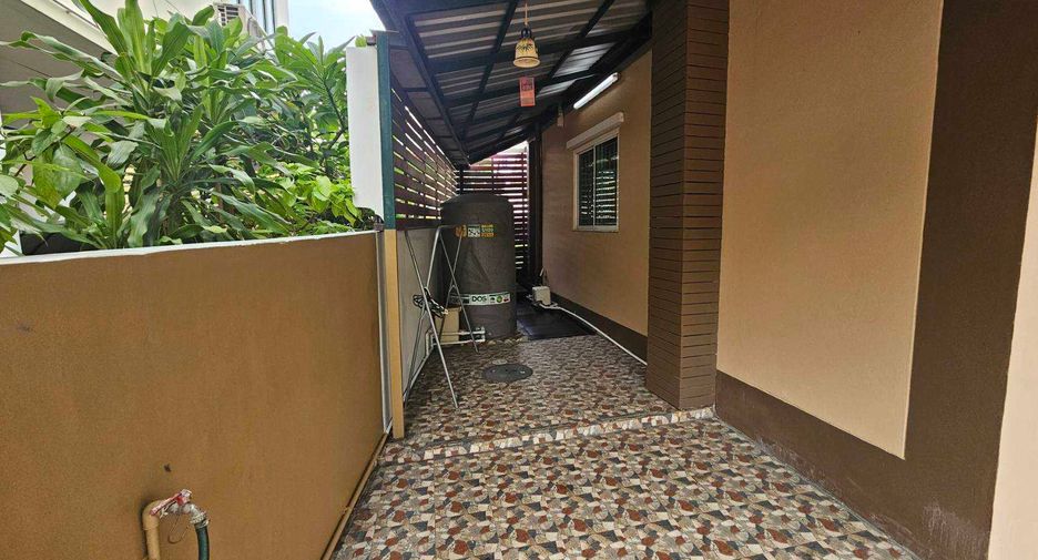 For rent 3 bedrooms townhouse in Phra Khanong, Bangkok