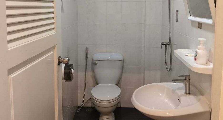 For rent 3 bedrooms townhouse in Phra Khanong, Bangkok