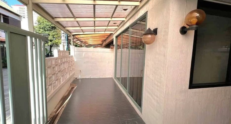 Reihenhaus zur Miete mit 3 Zimmer in Watthana, Bangkok