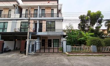 Casa adosada en venta de 3 habitaciones en Wang Thonglang, Bangkok