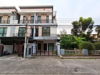 Casa adosada en venta de 3 habitaciones en Wang Thonglang, Bangkok