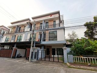 Casa adosada en venta de 3 habitaciones en Wang Thonglang, Bangkok