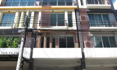 Local comercial en venta de 4 habitaciones en Lat Krabang, Bangkok