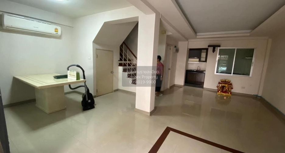 For sale 3 bedrooms townhouse in Mueang Samut Prakan, Samut Prakan