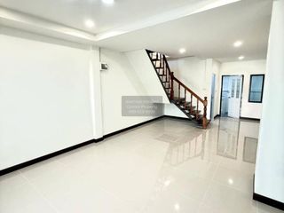 À vendre 2 chambres maison de ville à Krathum Baen, Samut Sakhon